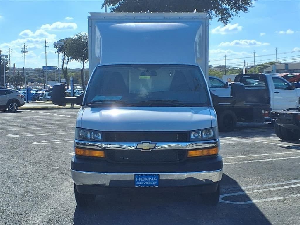 2025 Chevrolet Express Cutaway 3500 - Image 2