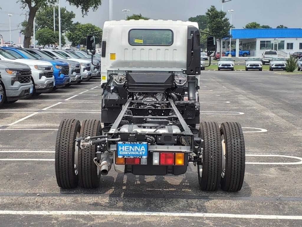 2025 Chevrolet Low Cab Forward 5500 XG - Image 5