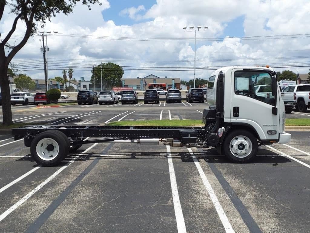 2025 Chevrolet Low Cab Forward 4500 HG - Image 3
