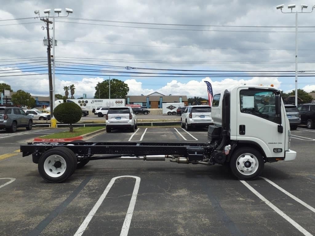 2025 Chevrolet Low Cab Forward 4500 HG - Image 3