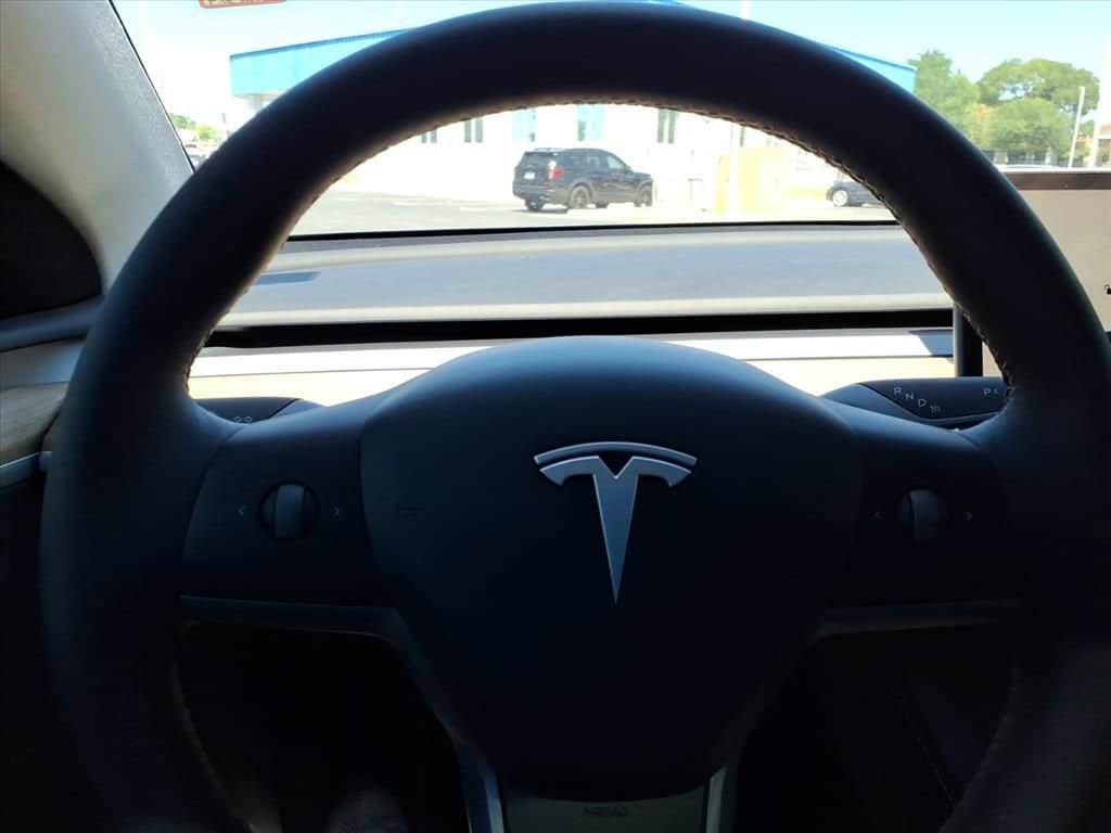 2025 Tesla Model Y - Image 26