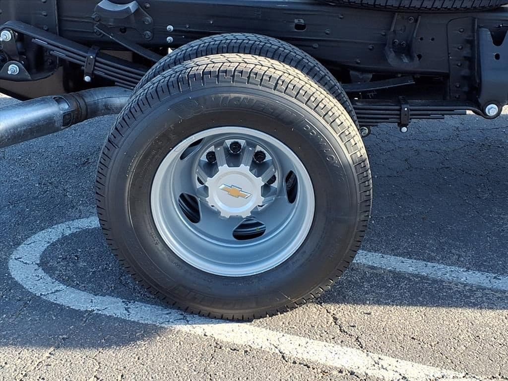 2026 Chevrolet Silverado 3500 HD Chassis Cab - Image 4