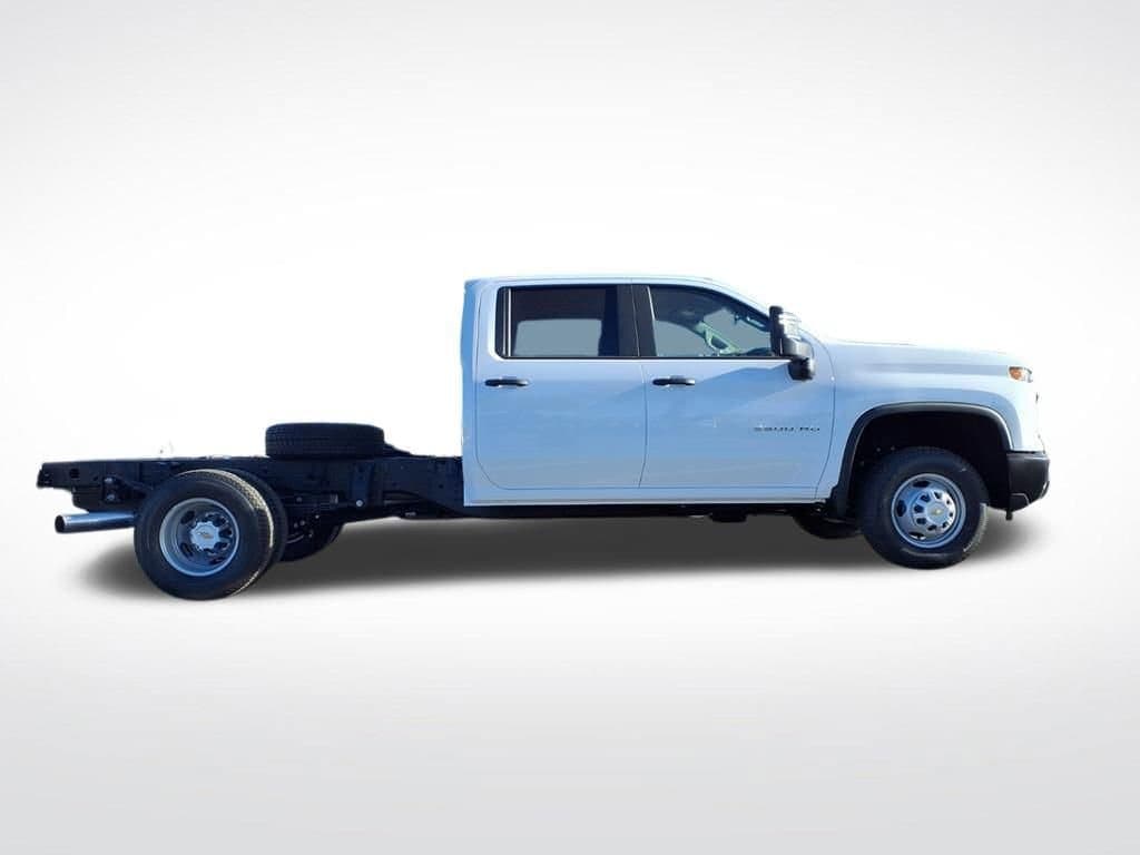 2026 Chevrolet Silverado 3500 HD Chassis Cab - Image 3