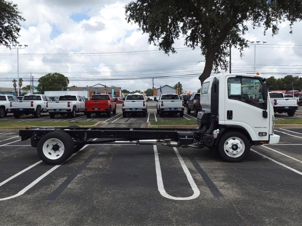 2025 Chevrolet Low Cab Forward 4500 HG - Image 3