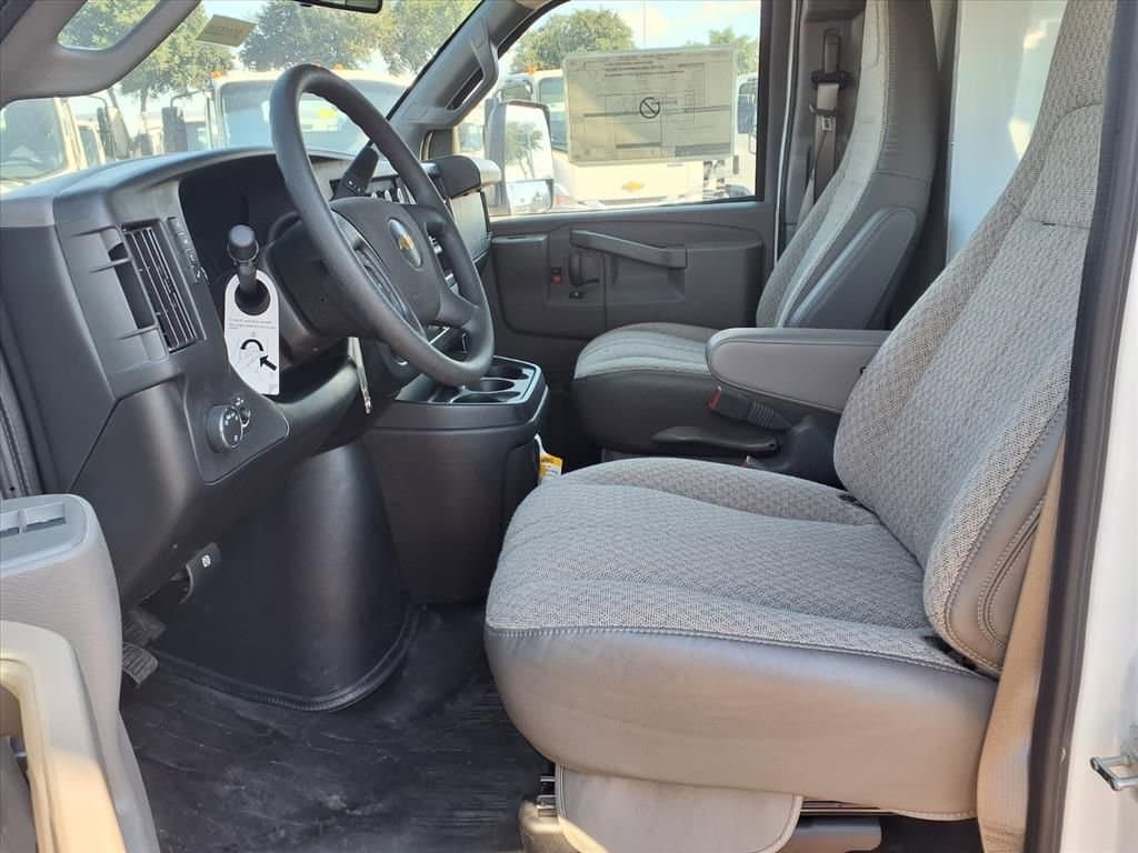 2025 Chevrolet Express Cutaway 3500 - Image 6