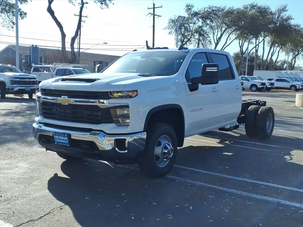 2026 Chevrolet Silverado 3500 HD Chassis Cab - Image 3