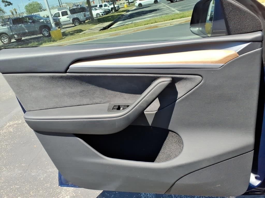 2025 Tesla Model Y - Image 12