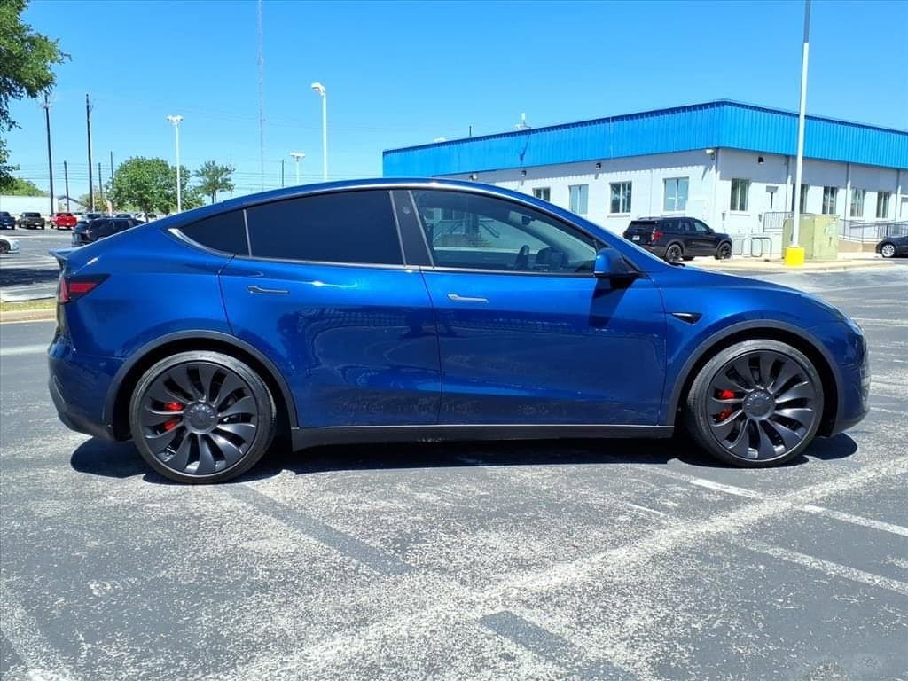2025 Tesla Model Y - Image 2