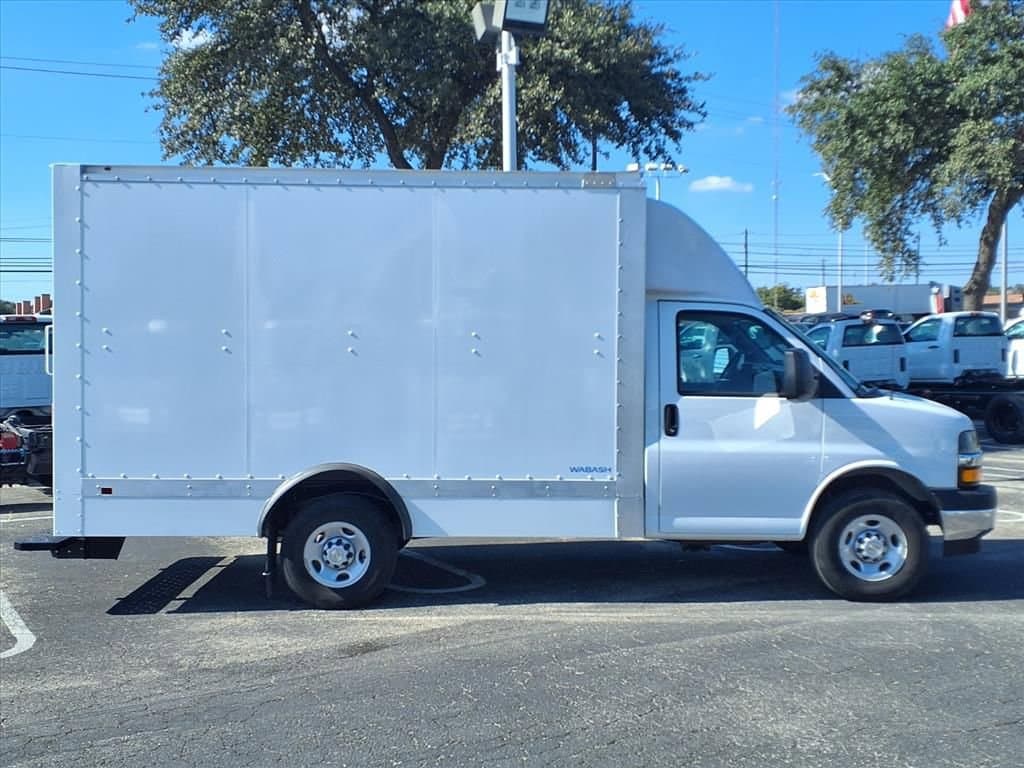 2025 Chevrolet Express Cutaway 3500 - Image 3