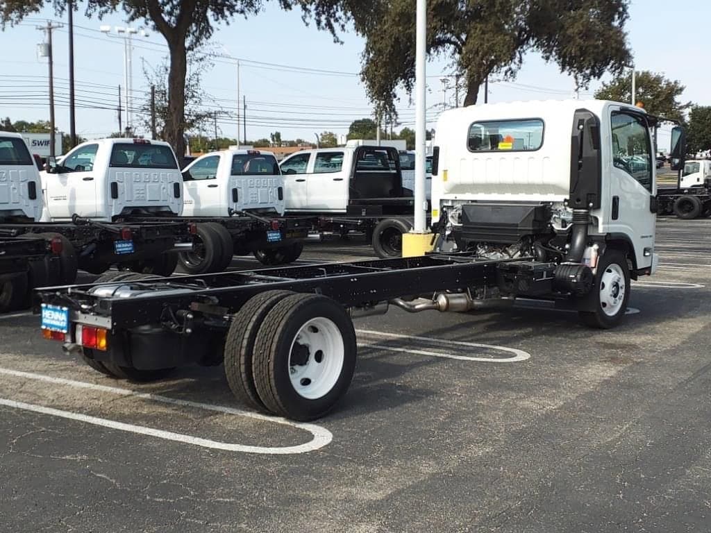 2025 Chevrolet Low Cab Forward 5500 XG - Image 4