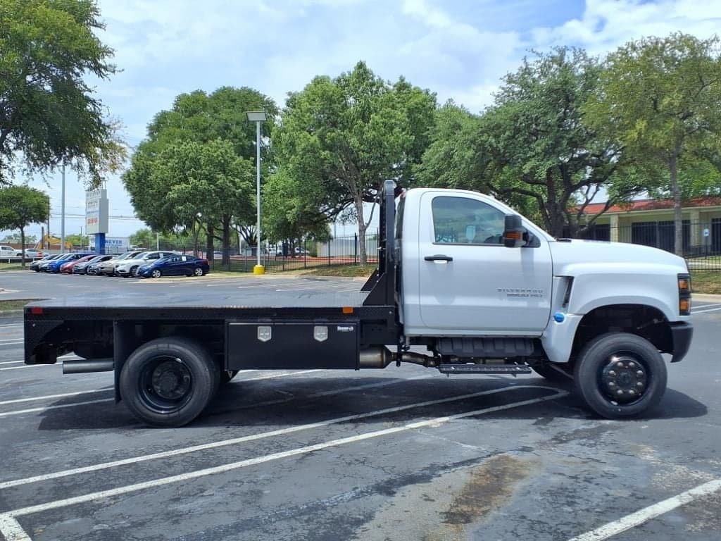 2024 Chevrolet Silverado 5500 HD - Image 3