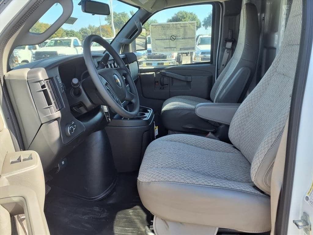 2025 Chevrolet Express Cutaway 3500 - Image 6