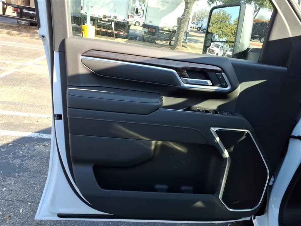 2026 Chevrolet Silverado 3500 HD Chassis Cab - Image 11