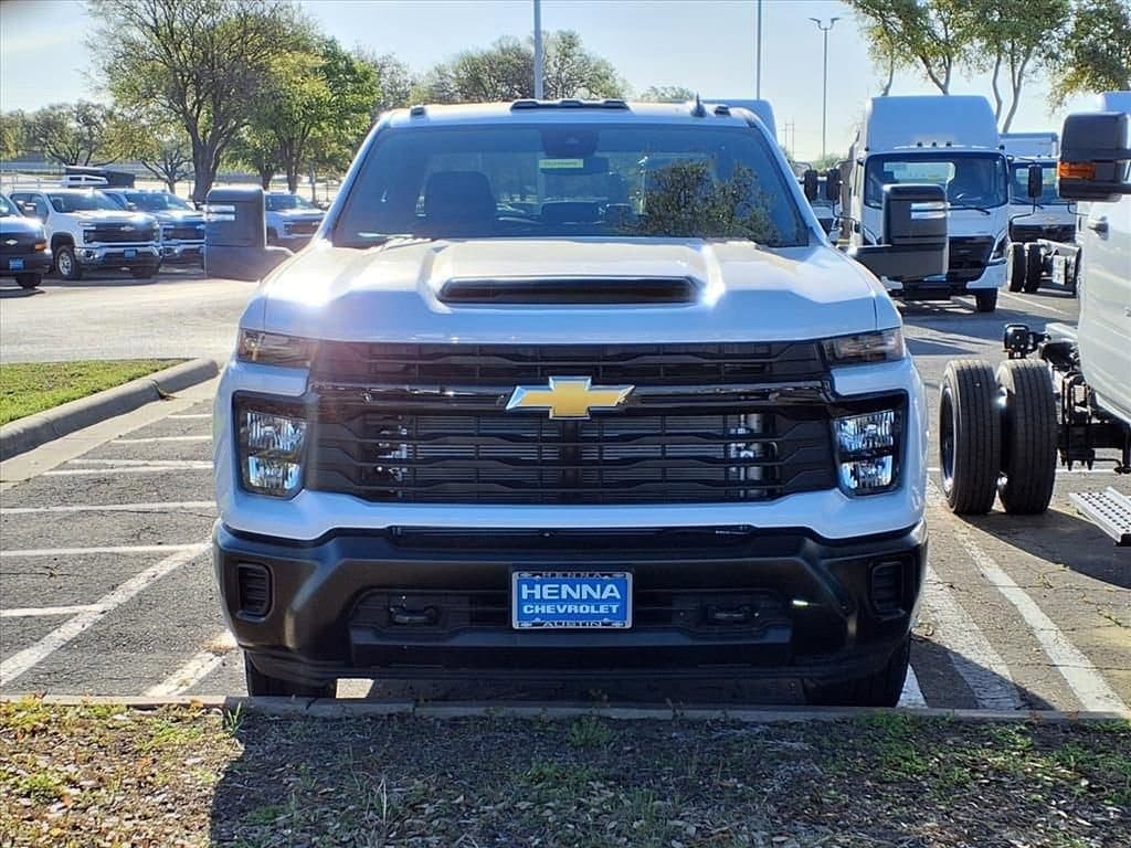 2026 Chevrolet Silverado 3500 HD Chassis Cab - Image 2