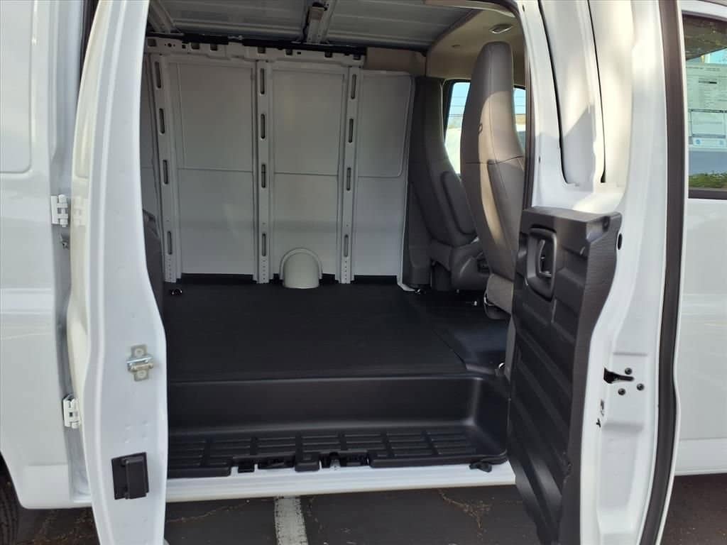 2026 Chevrolet Express Cargo - Image 9