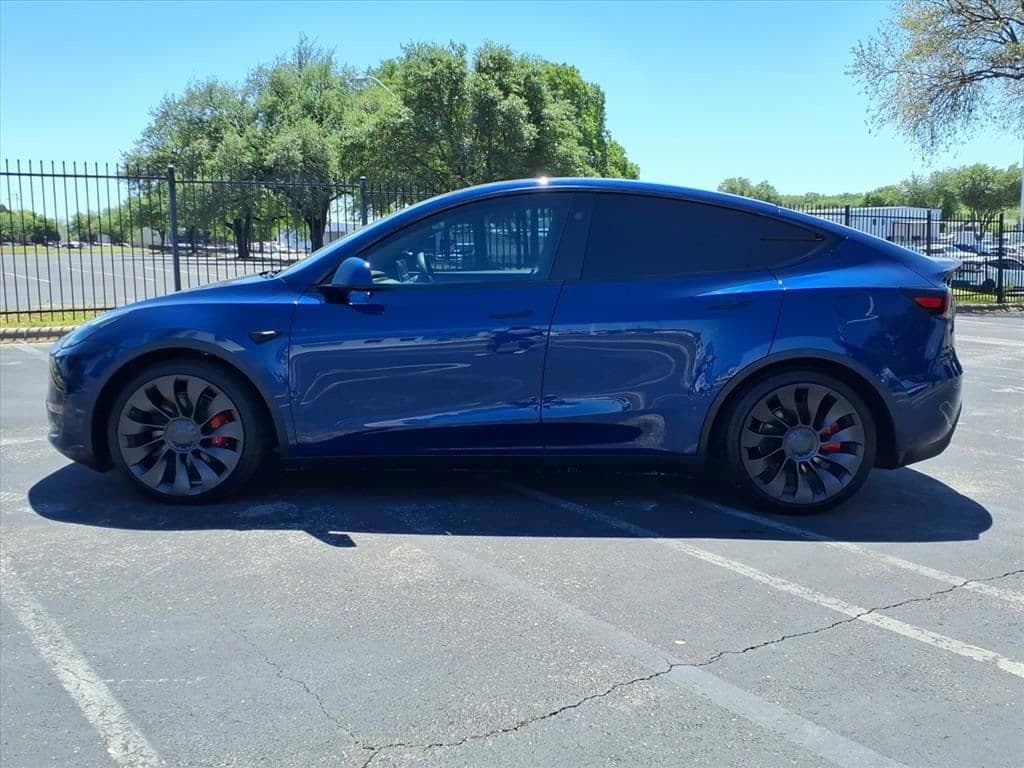 2025 Tesla Model Y - Image 8
