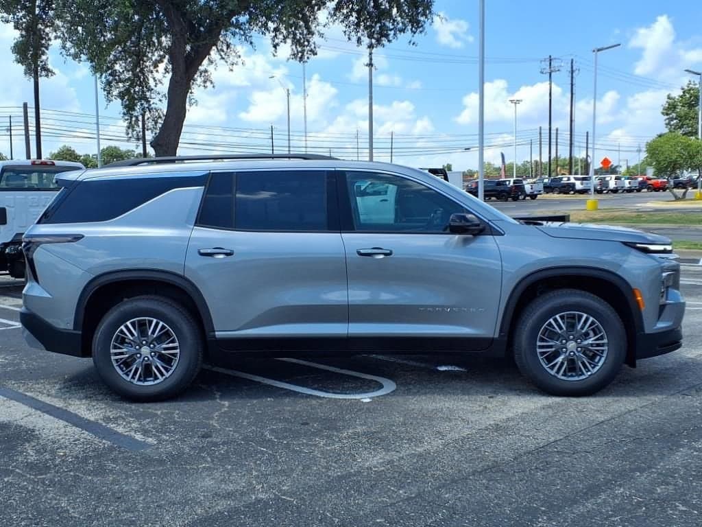 2026 Chevrolet Traverse - Image 3