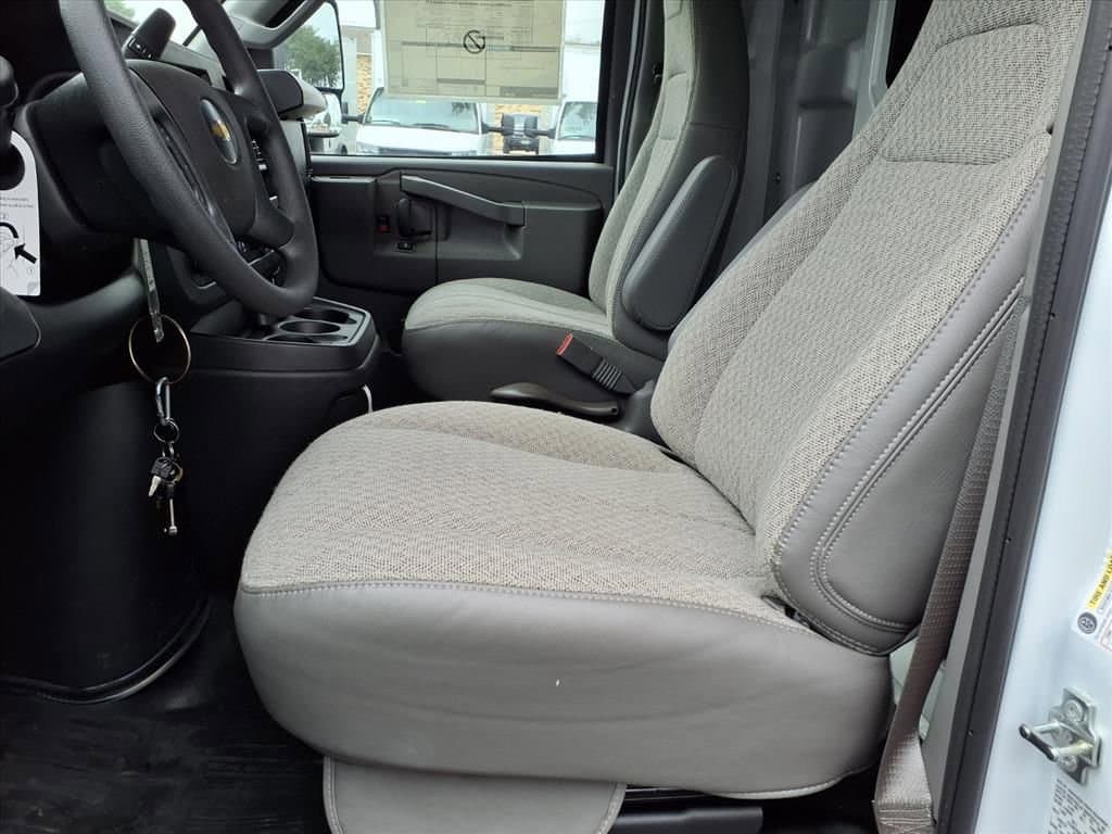 2025 Chevrolet Express Cutaway 3500 - Image 9