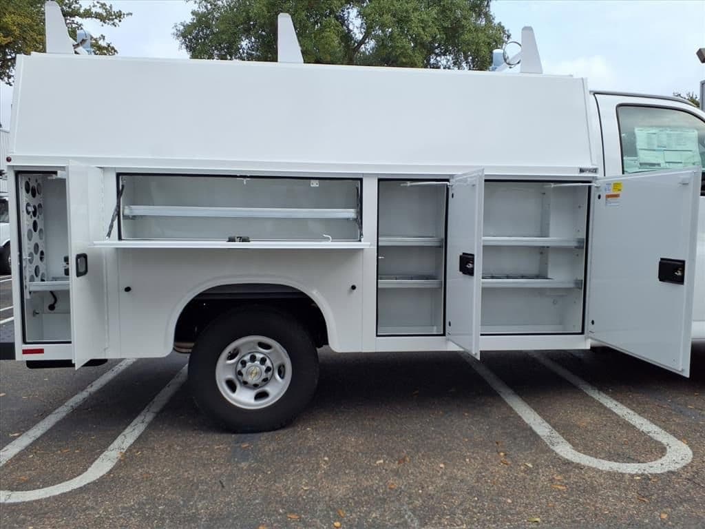 2025 Chevrolet Express Cutaway 3500 - Image 4