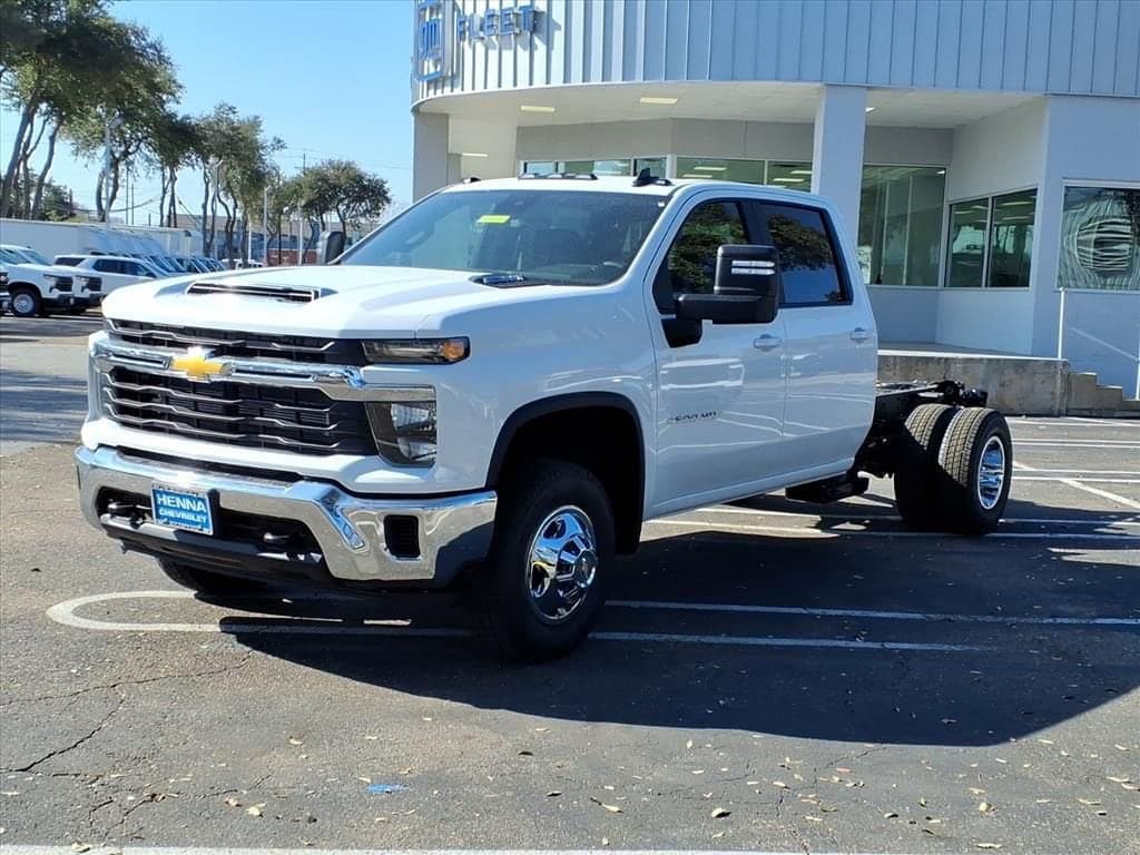 2026 Chevrolet Silverado 3500 HD Chassis Cab - Image 3