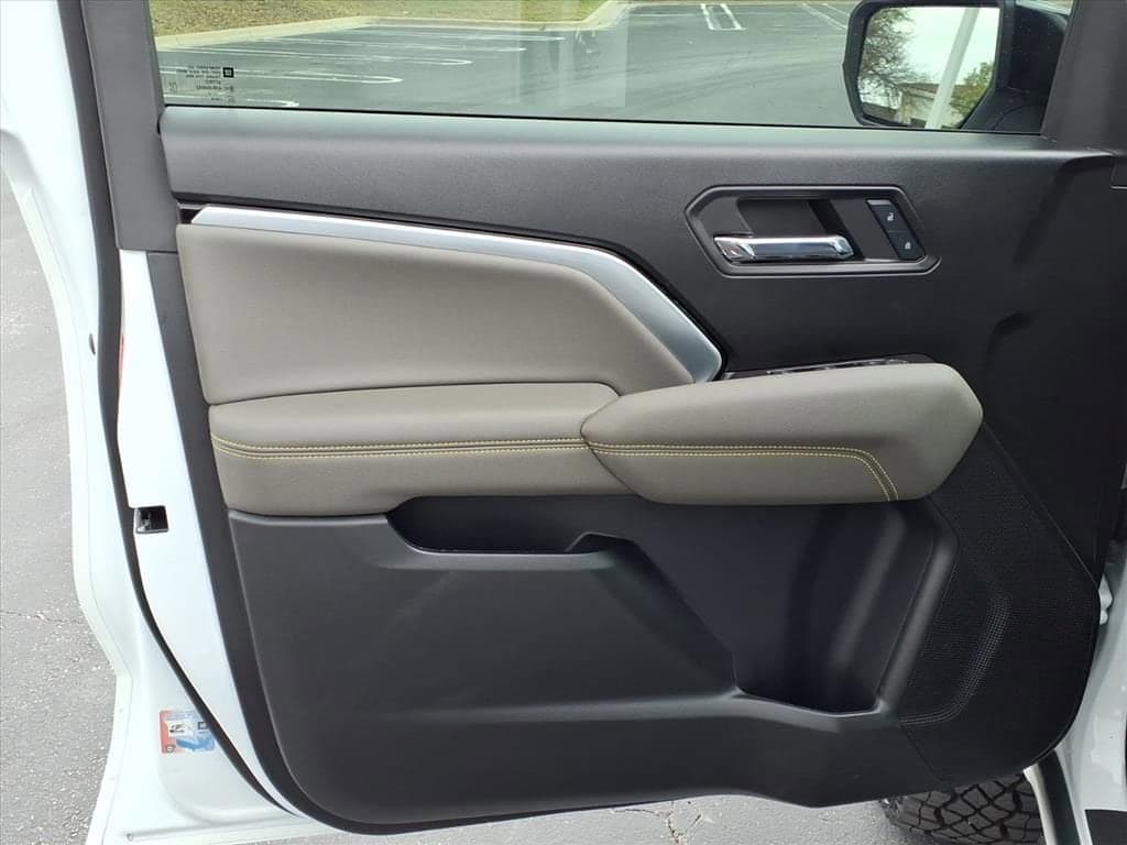 2024 Chevrolet Colorado - Image 13