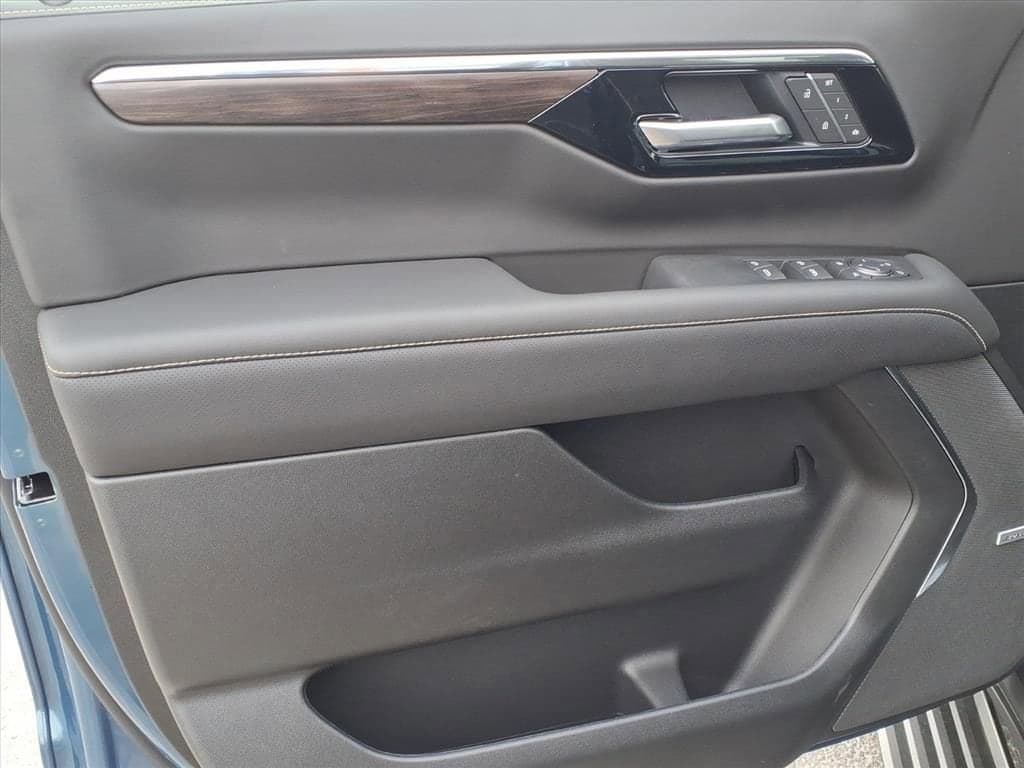2026 Chevrolet Suburban - Image 14