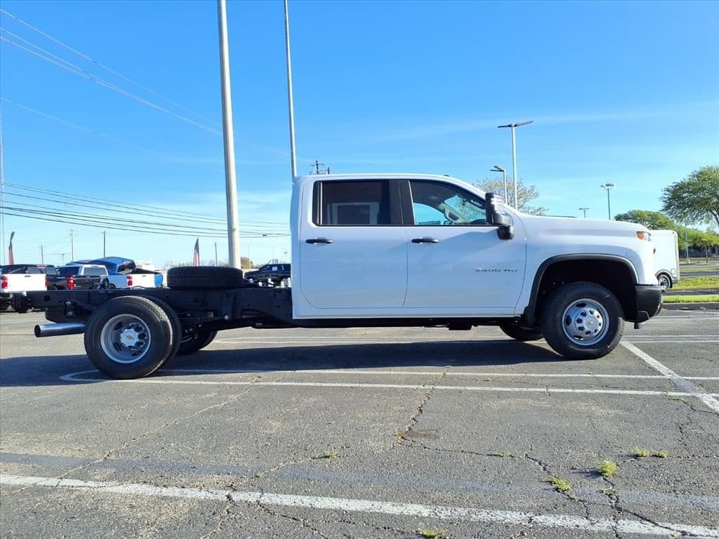 2026 Chevrolet Silverado 3500 HD Chassis Cab - Image 3
