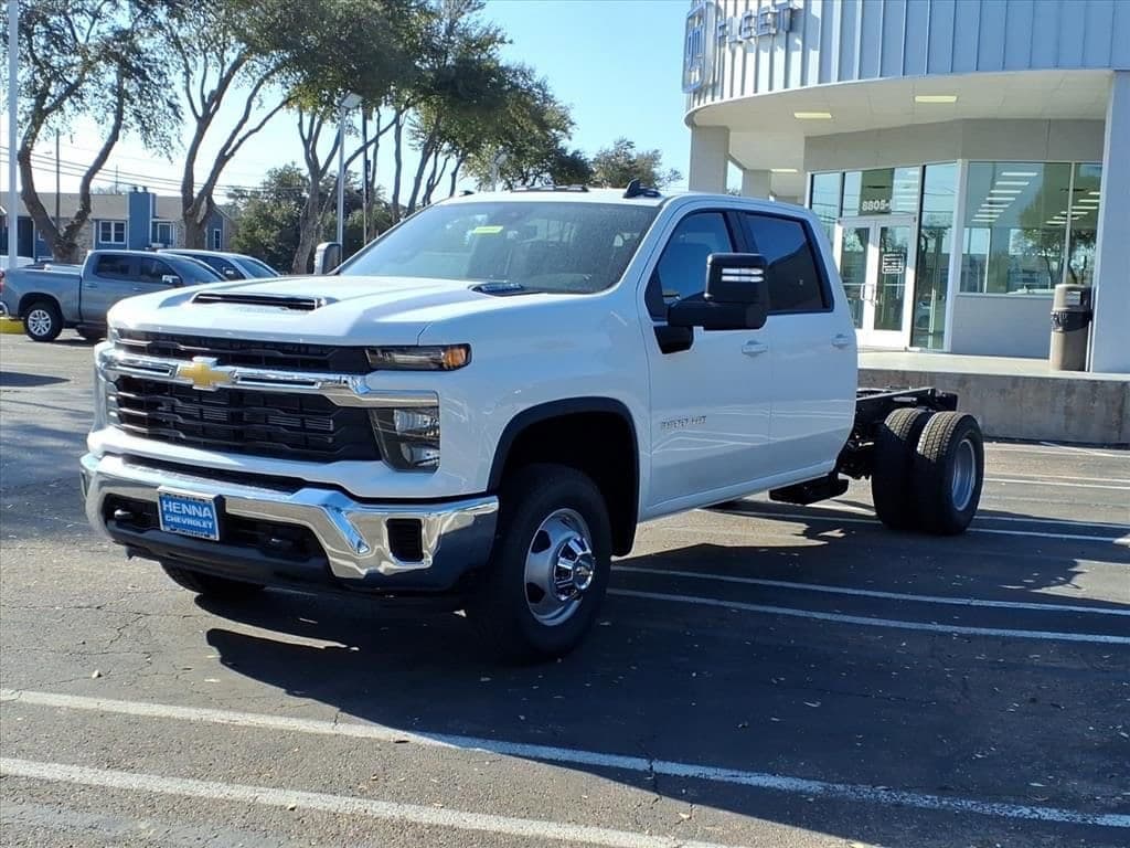 2026 Chevrolet Silverado 3500 HD Chassis Cab - Image 3