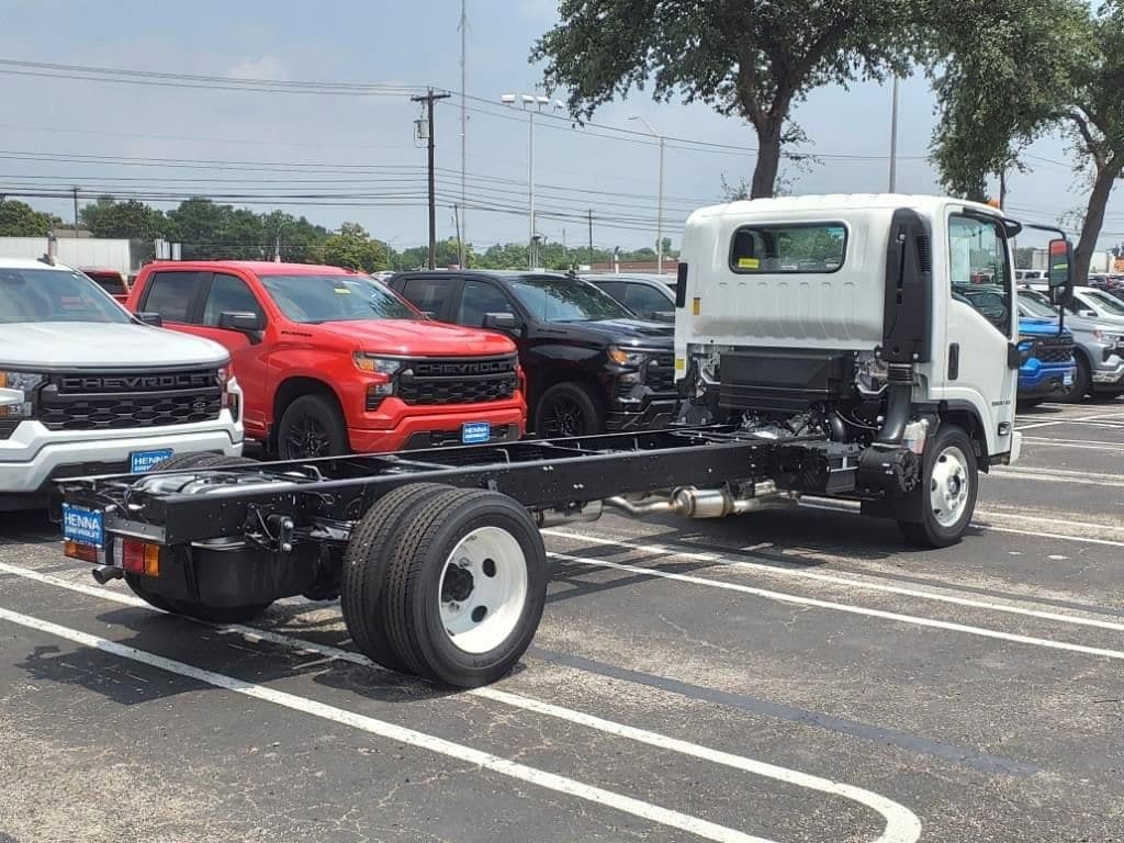 2025 Chevrolet Low Cab Forward 5500 XG - Image 4