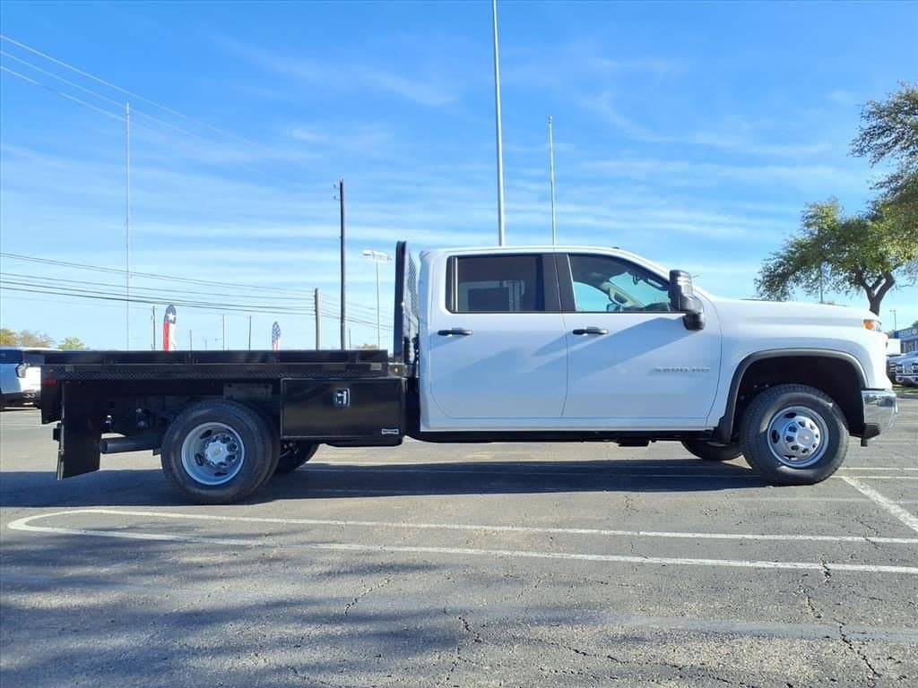2026 Chevrolet Silverado 3500 HD Chassis Cab - Image 3