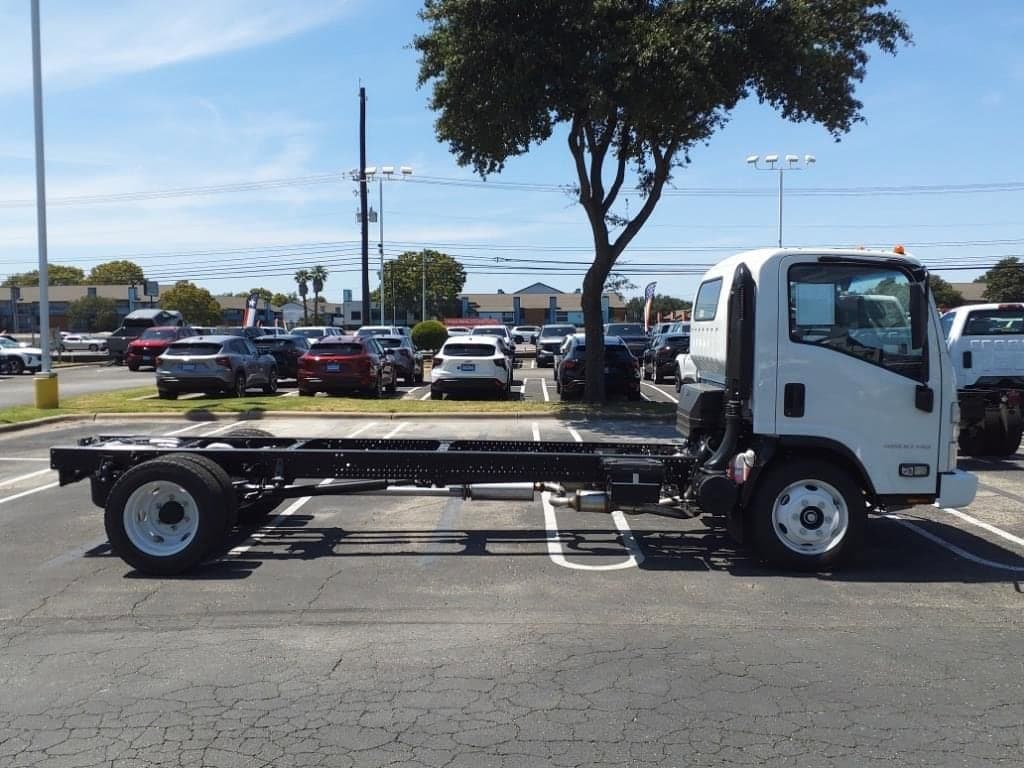 2025 Chevrolet Low Cab Forward 4500 HG - Image 3