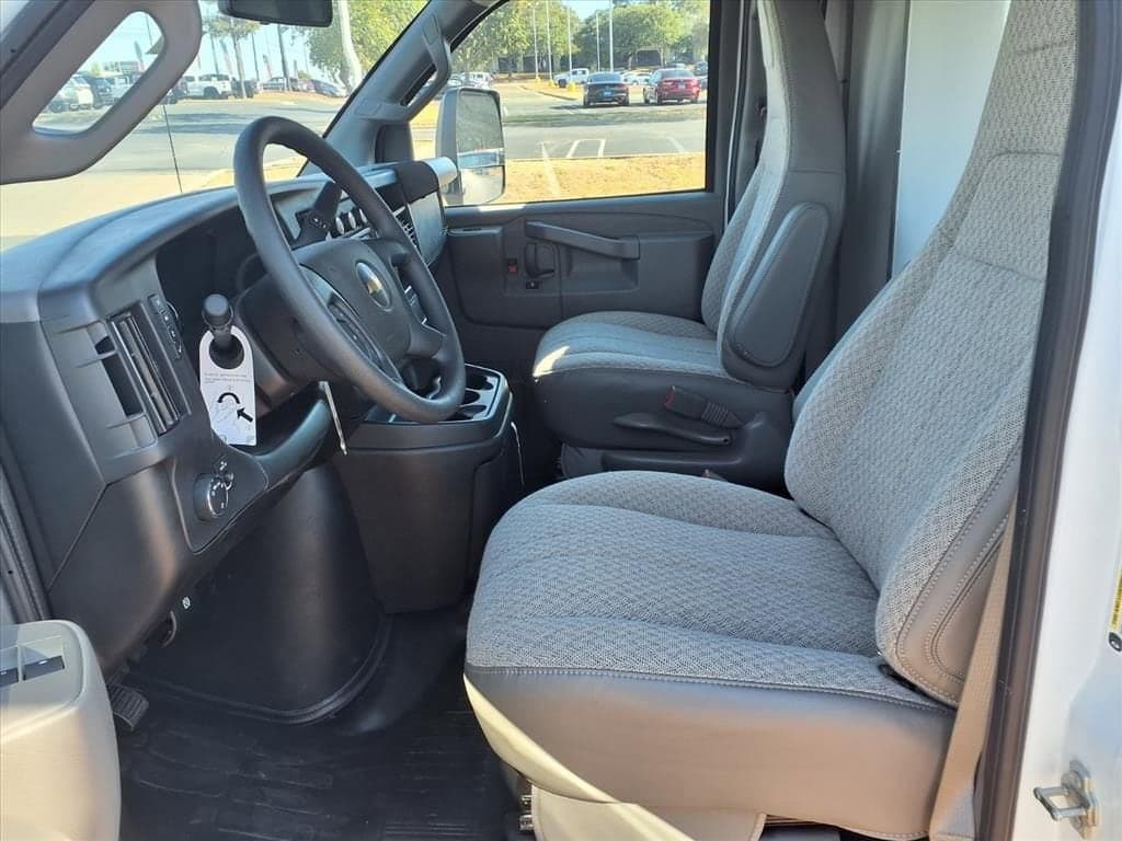 2025 Chevrolet Express Cutaway 3500 - Image 6