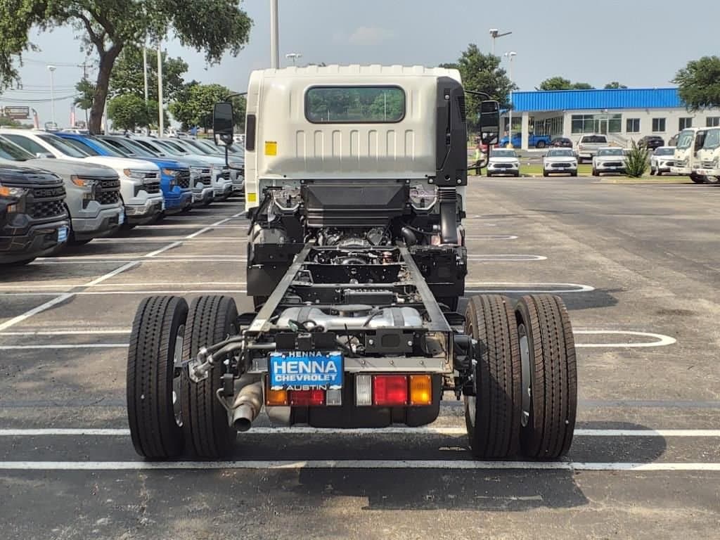 2025 Chevrolet Low Cab Forward 5500 XG - Image 5