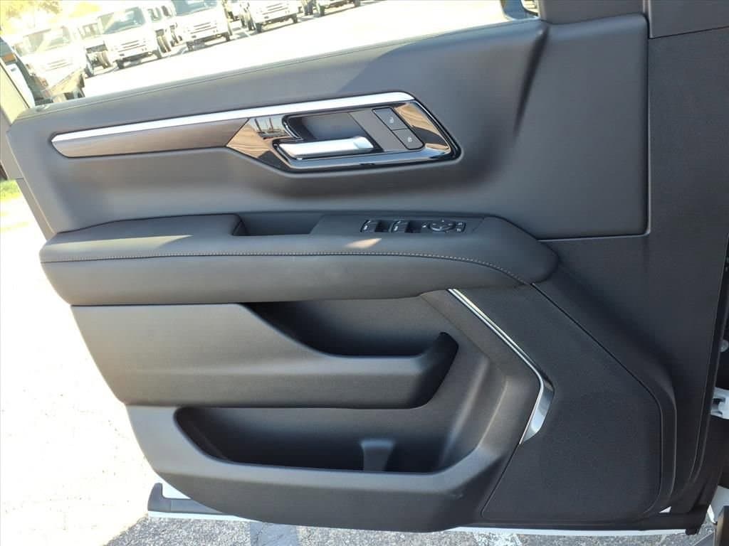 2026 Chevrolet Suburban - Image 8