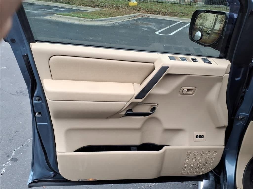 2011 Nissan Titan - Image 8