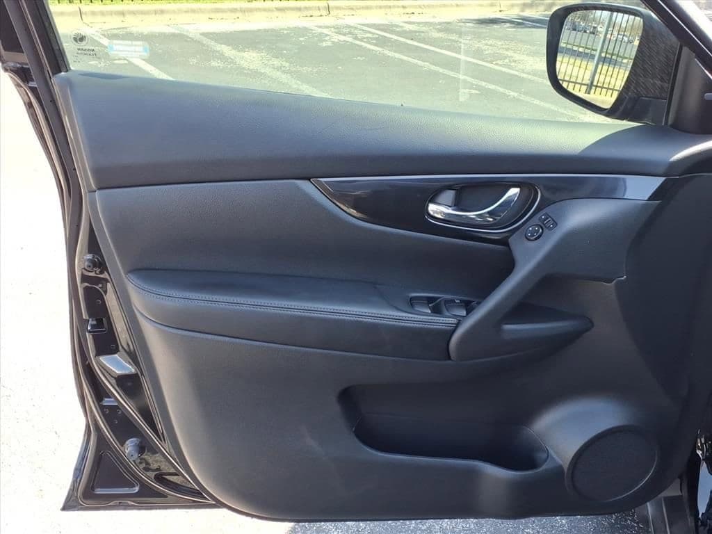 2017 Nissan Rogue - Image 14