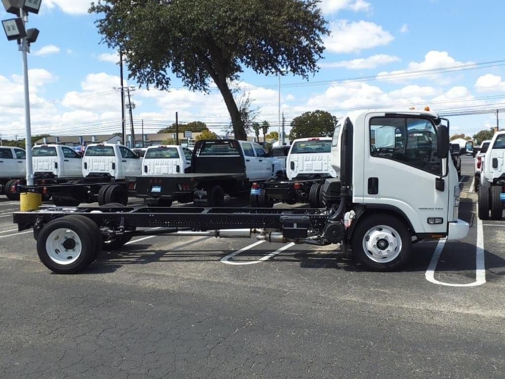 2025 Chevrolet Low Cab Forward 4500 HG - Image 3