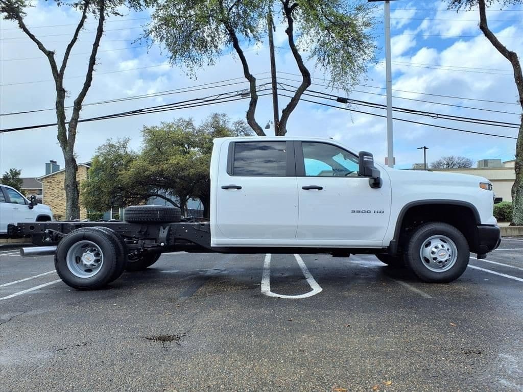 2026 Chevrolet Silverado 3500 HD Chassis Cab - Image 3