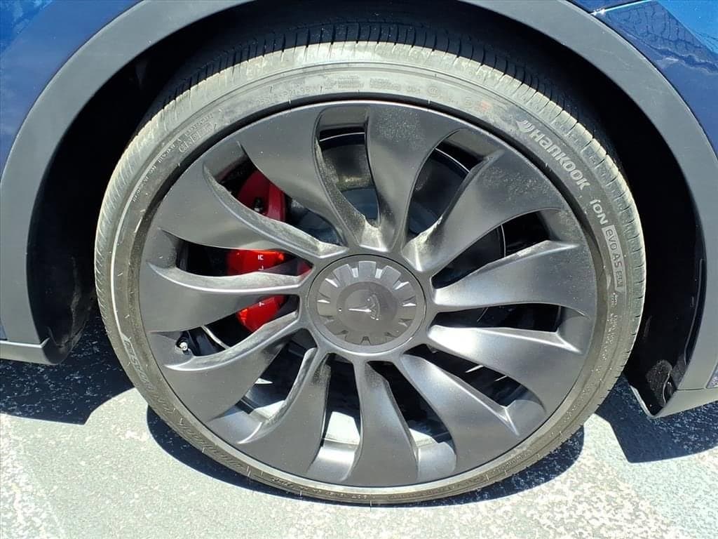 2025 Tesla Model Y - Image 11