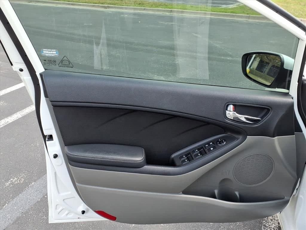 2015 Kia Forte - Image 12