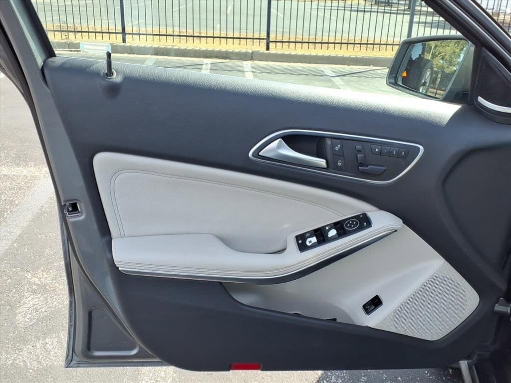 2015 Mercedes-Benz GLA-Class - Image 11