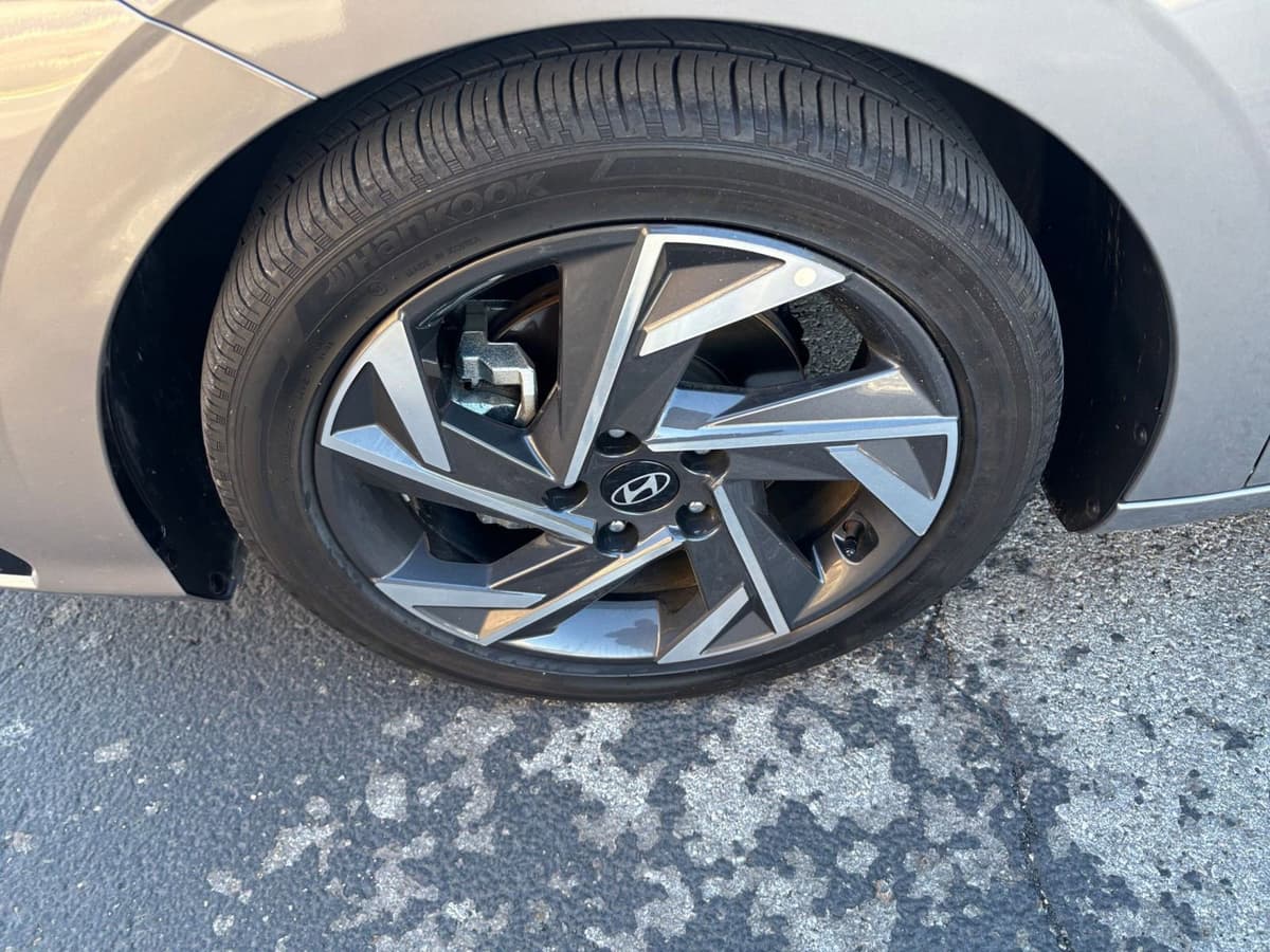 2025 Hyundai Elantra - Image 25