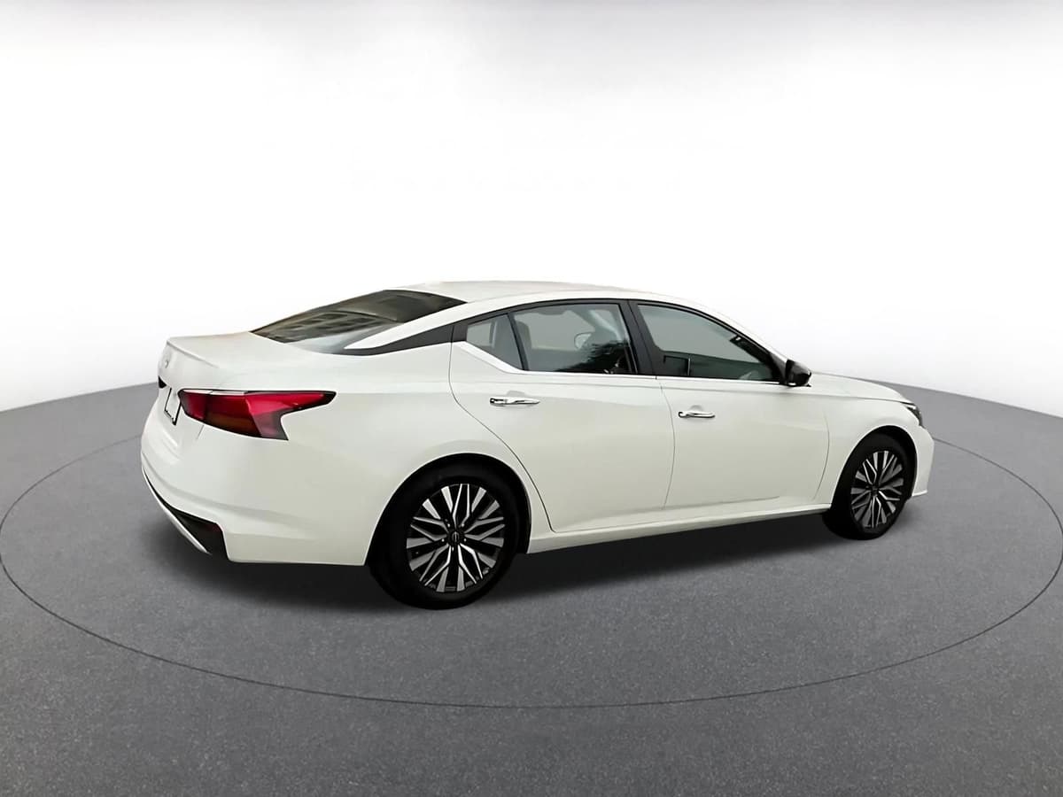 2025 Nissan Altima - Image 15