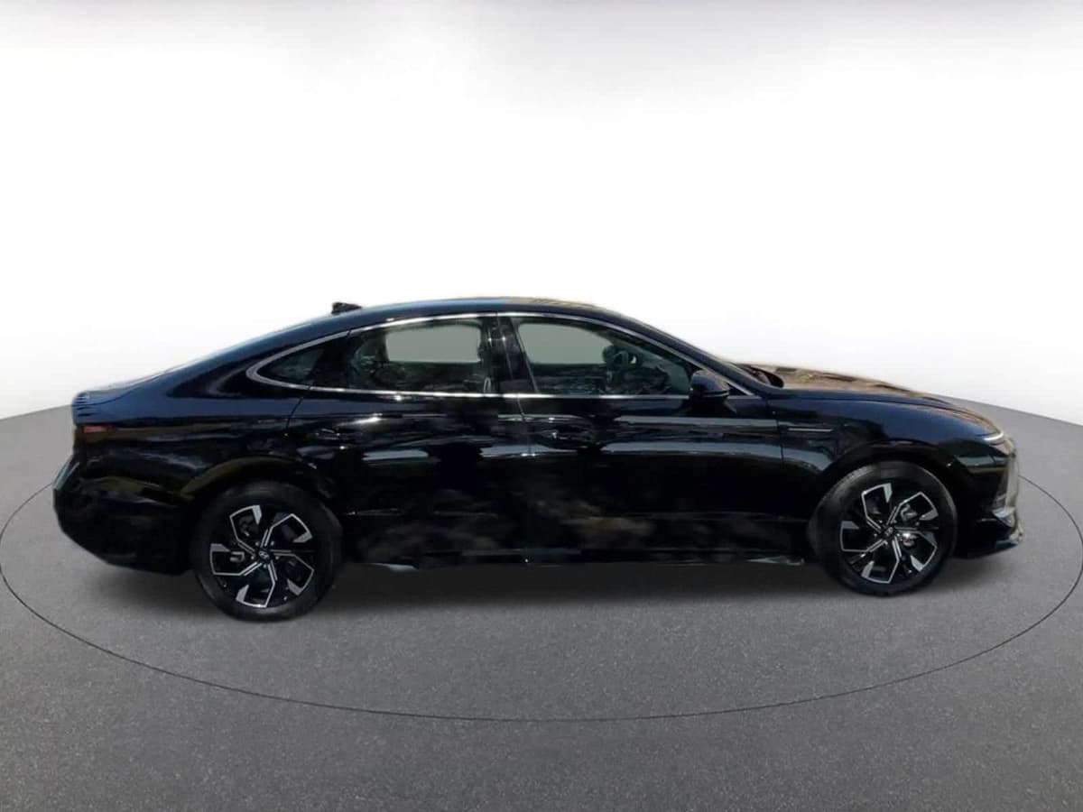 2025 Hyundai Sonata - Image 16