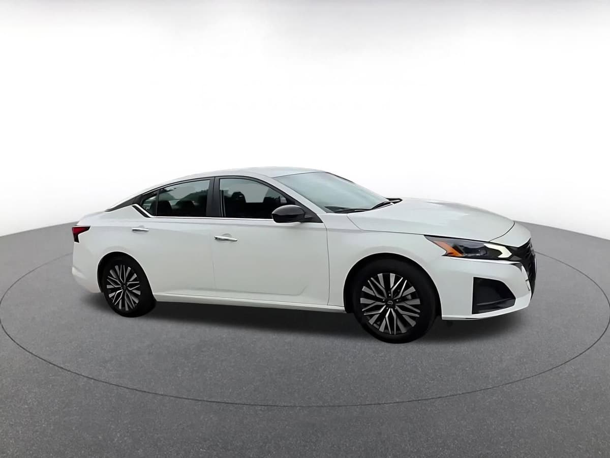 2025 Nissan Altima - Image 2