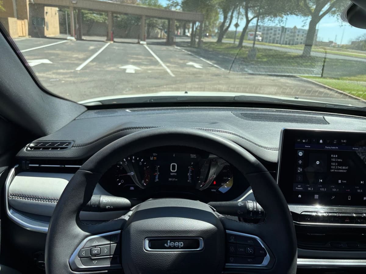 2025 Jeep Compass - Image 29