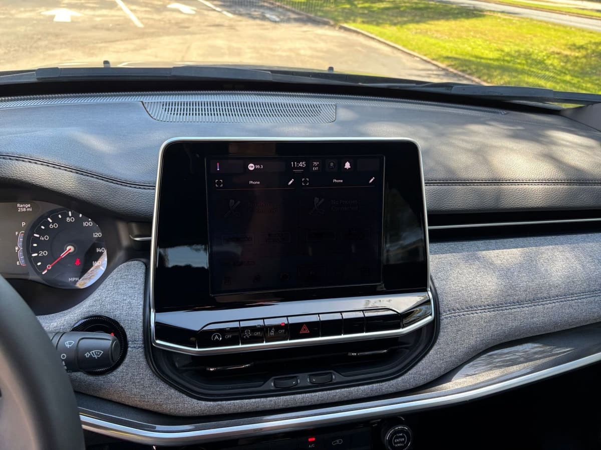 2025 Jeep Compass - Image 17