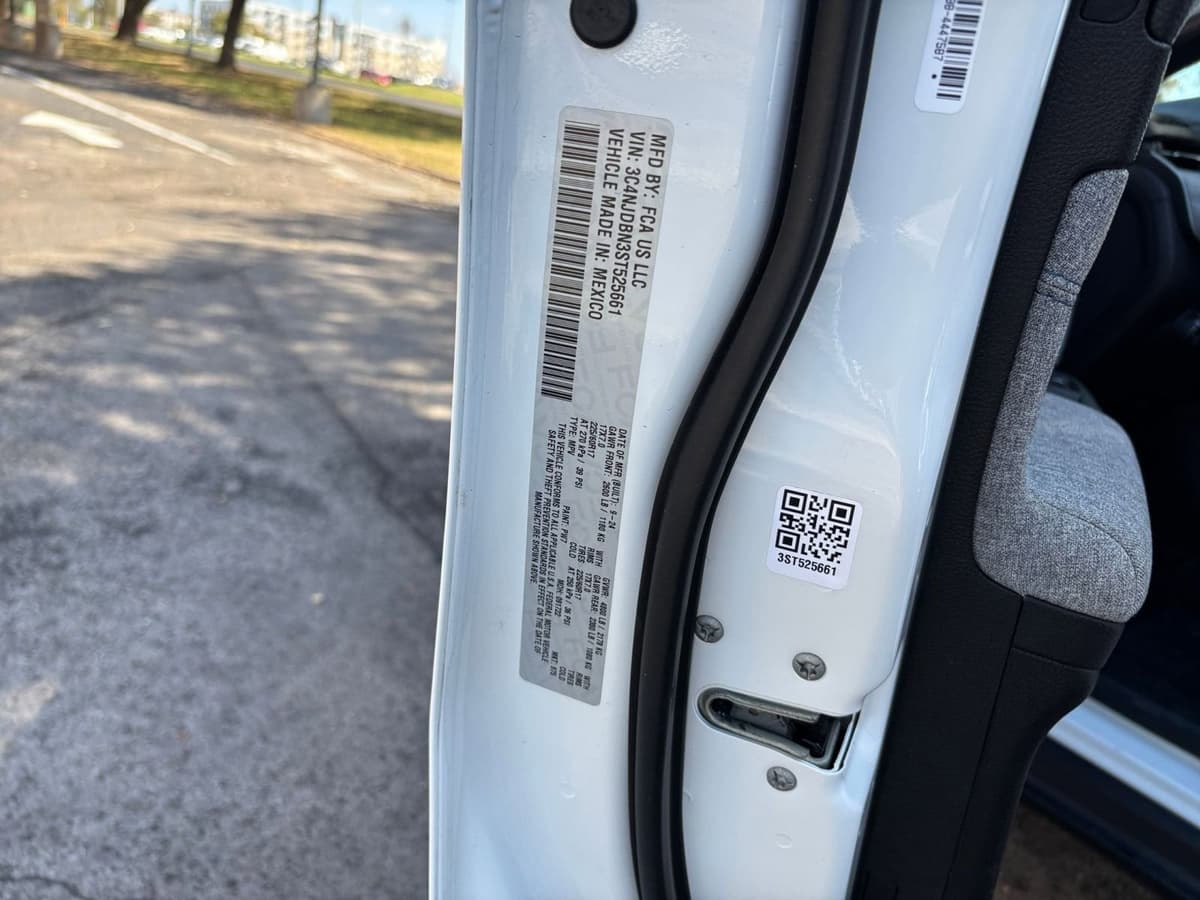 2025 Jeep Compass - Image 23