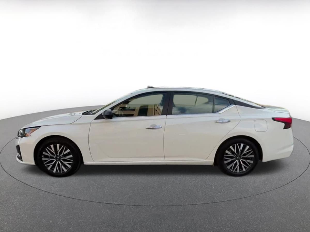 2025 Nissan Altima - Image 8