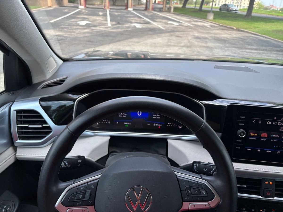 2025 Volkswagen Taos - Image 29